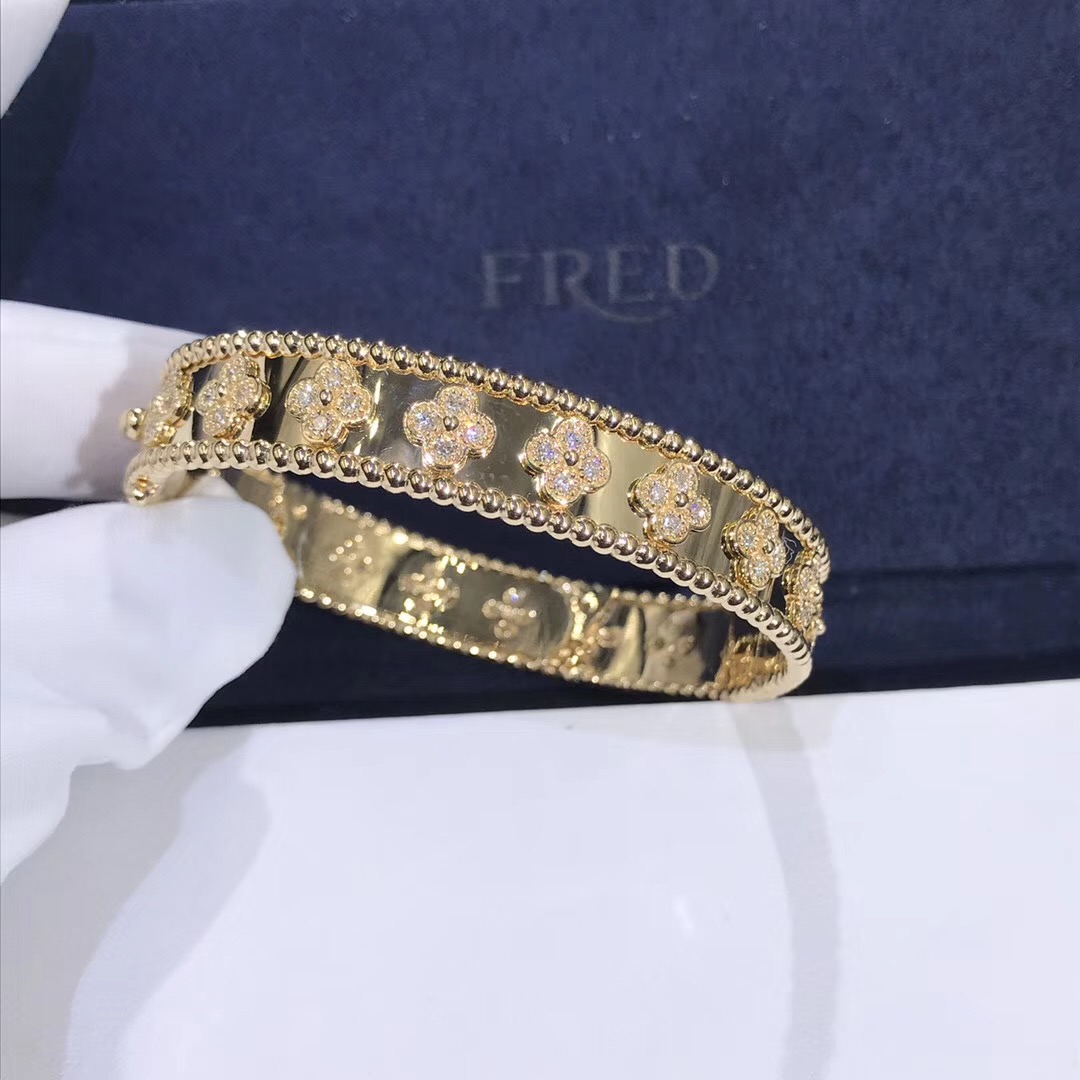 Van Cleef&Arpels Perlee Bracelet 18K Yellow Gold With White Diamond Bangle VCARO3YB00